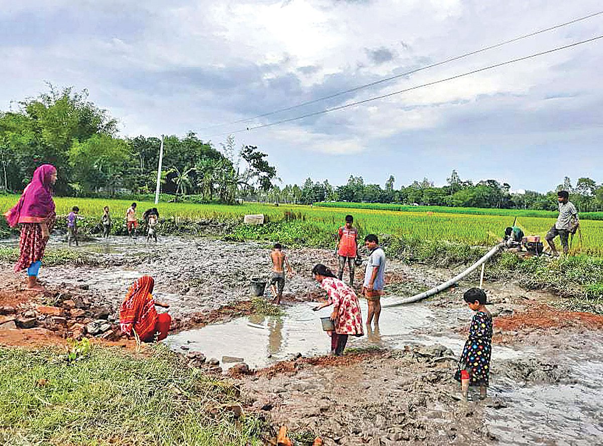 ডোবায় মাছ ধরছে গ্রামবাসী। গত রোববার কুড়িগ্রামের ফুলবাড়ী উপজেলার কাশিপুরে।  ছবি: প্রথম আলো