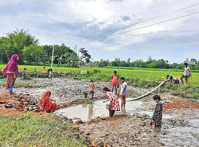 ডোবায় মাছ ধরছে গ্রামবাসী। গত রোববার কুড়িগ্রামের ফুলবাড়ী উপজেলার কাশিপুরে।  ছবি: প্রথম আলো