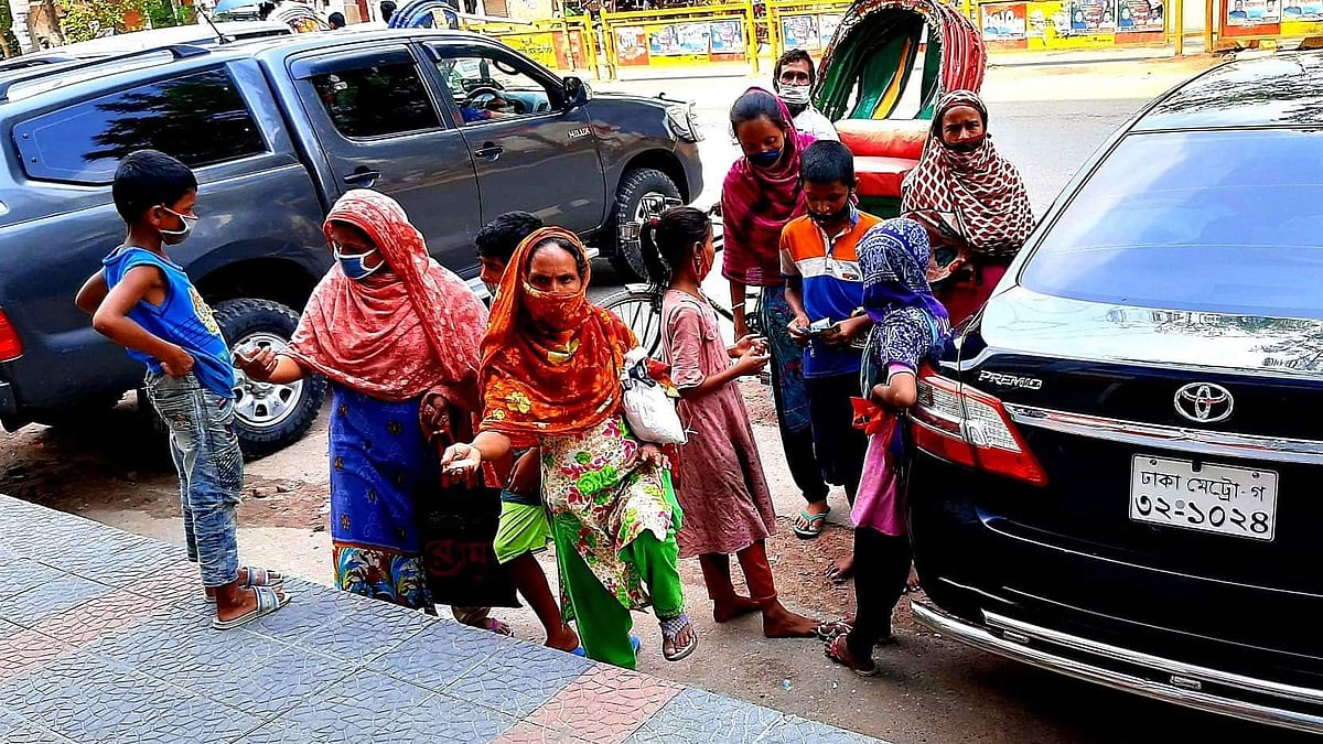পথে হাত পাতা নারীদের অনেকেই আগে গৃহকর্মী হিসেবে কাজ করতেন। কাজ হারিয়ে এখন তাঁরা পথে নামতে বাধ্য হয়েছেন। ছবি: মানসুরা হোসাইন