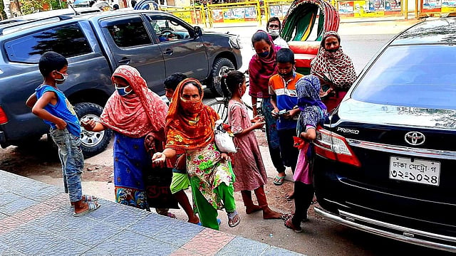 পথে হাত পাতা নারীদের অনেকেই আগে গৃহকর্মী হিসেবে কাজ করতেন। কাজ হারিয়ে এখন তাঁরা পথে নামতে বাধ্য হয়েছেন। ছবি: মানসুরা হোসাইন