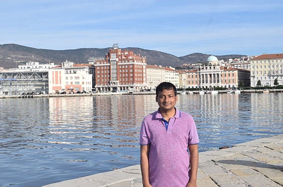 চিরায়ত ত্রিয়েস্তের সামনে লেখক। ছবি: লেখক