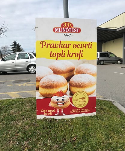 শীতের শেষে বসন্তের প্রাক্কালে এভাবেই স্লোভেনিয়ার বিভিন্ন স্থানে ভেসে ওঠে বিজ্ঞাপন। ছবি: লেখক