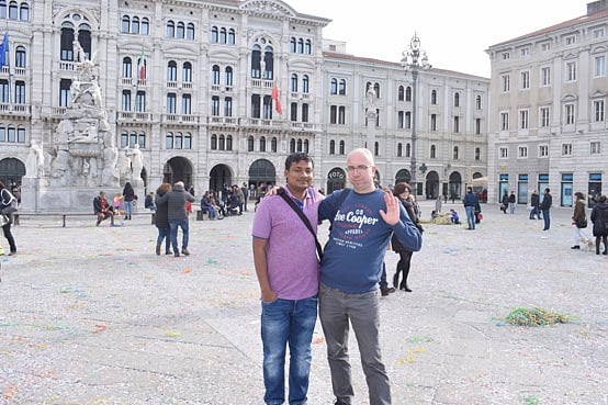 ক্যাসিনো থেকে ভ্রমণপ্রিয় হয়ে ওঠা ইয়োজের সঙ্গে লেখক। ছবিটি তোলা হয়েছে ত্রিয়েস্তের সেন্টার থেকে। ছবি: সংগৃহীত