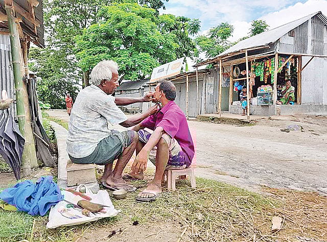 ৬৫ বছরের বৃদ্ধ ভূপেন শীল। পেশায় নরসুন্দর। আয় না থাকায় এখন গ্রামে ঘুরে কাজ করছেন তিনি। গতকাল দ্বিতীয় ধরলা সেতুর পশ্চিমে।  প্রথম আলো