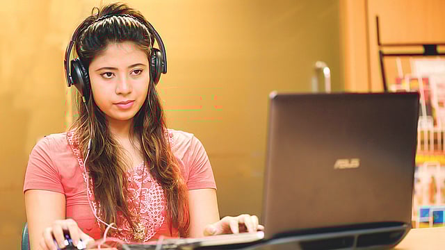 বাসা থেকে অফিসের সভায় যোগ দিতে পরিপাটি থাকুন। ছবি: অধুনা