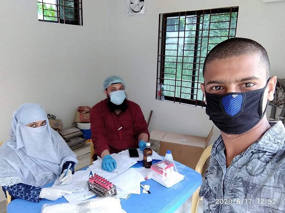 স্বাস্থ্য বিভাগের সন্দেহ দূর করতে সিদ্দিক হাওলাদার আজ বুধবার সকালে করোনা পরীক্ষার জন্য মাদারীপুরে সদর হাসপাতালে গিয়ে নমুনা দিয়ে আসেন। এ সময় এই ছবিটি তিনি তাঁর ফেসবুক অ্যাকাউন্টে শেয়ার করেন।