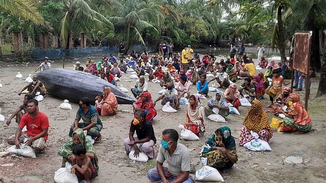 ১৫ জুন সোমবার দুপুরে প্রথম আলো ট্রাস্টের উদ্যোগে বুড়িগোয়ালিনী ইউনিয়নের দাতিনাখালি সরকারি প্রাথমিক বিদ্যালয়ের মাঠে ১৫৫টি অসহায় পরিবারকে খাদ্যসহায়তা দেওয়া হয়। ছবি: প্রথম আলো