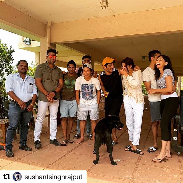 বন্ধু ও সহশিল্পীদের সঙ্গে ছবি: ইনস্টাগ্রাম