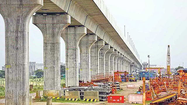 করোনার প্রভাবে থেমে গেছে মেট্রোরেলের কার্যক্রম। ধীরে ধীরে শুরু হচ্ছে নির্মাণকাজ। গতকাল বিকেলে উত্তরার দিয়াবাড়ি এলাকায়।  তানভীর আহাম্মেদ