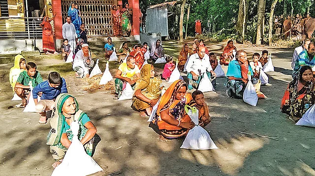 প্রথম আলো ট্রাস্টের উদ্যোগে ঘূর্ণিঝড় আম্পানে ক্ষতিগ্রস্ত পরিবারের মধ্যে খাদ্যসহায়তা দেওয়া হয়। মঙ্গলবার বাকেরগঞ্জ উপজেলার দুধল ইউনিয়নের গোমা কৃষ্ণকাঠী কৈলাসচন্দ্র  সরকারি প্রাথমিক বিদ্যালয় মাঠে।  ছবি: প্রথম আলো