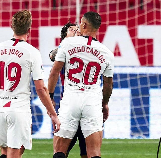 সেভিয়া ডিফেন্ডারকে ধাক্কা মারছেন মেসি। ছবি: টুইটার