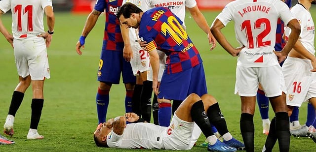 ডিয়েগোকে ফেলে দেওয়ার পর তাঁকে শাসাতেও কার্পণ্য করেননি মেসি। ছবি: টুইটার সে