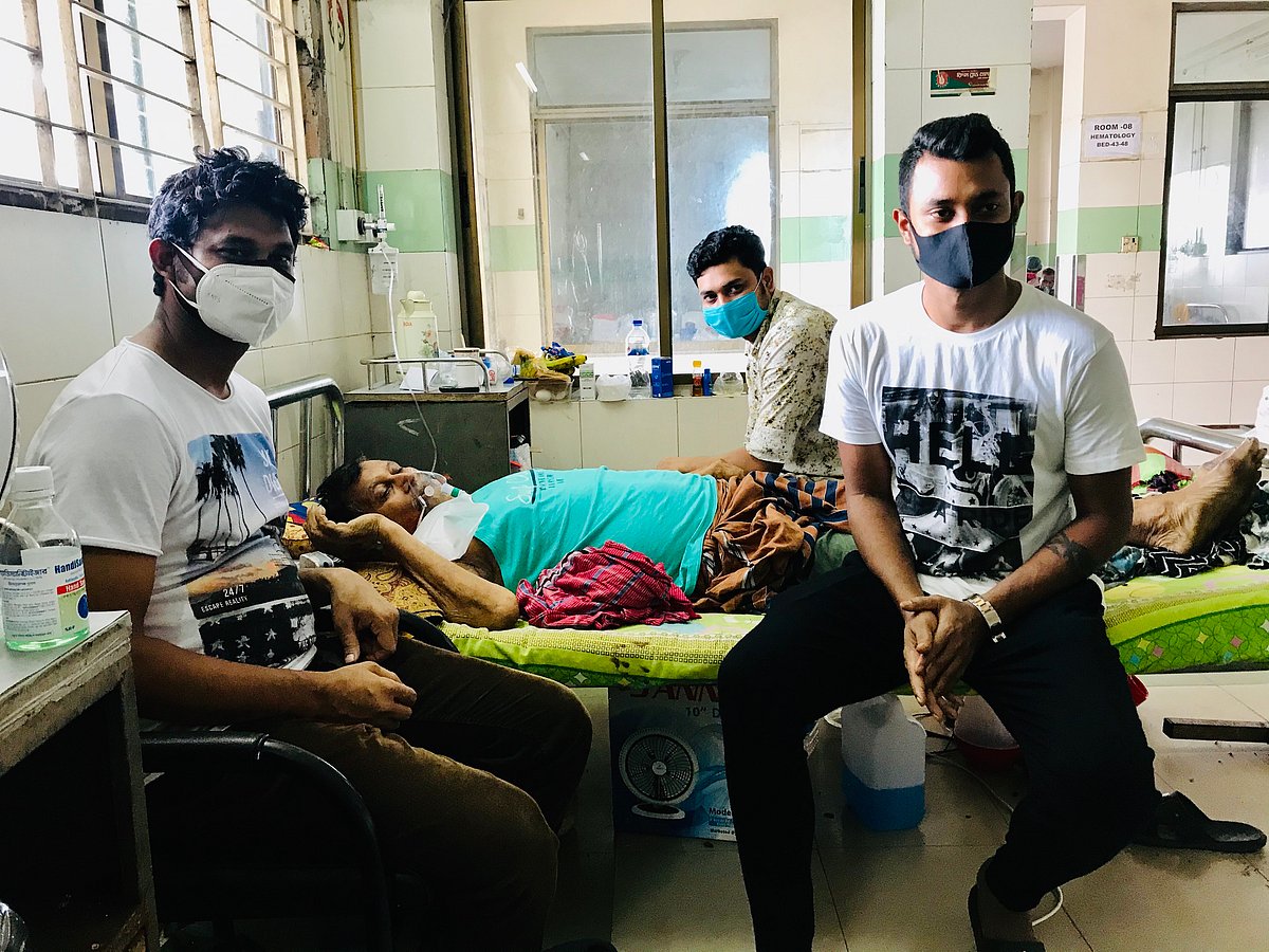 করোনা ওয়ার্ডে বাবা মতি মিয়ার সঙ্গে তিন ছেলে মাসুম, মোস্তাক ও মারুফ। ছবি: লেখক