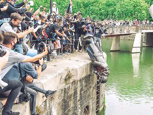 এডওয়ার্ড কোলস্টনের ভাস্কর্য বোস্টনের পোতাশ্রয়ে ছুড়ে ফেলেছেন বর্ণবাদবিরোধী আন্দোলনকারীরা