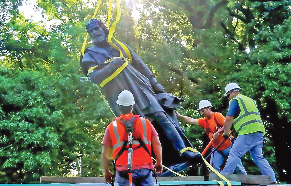 যুক্তরাষ্ট্রের টাওয়ার গ্রোভ পার্ক কর্তৃপক্ষ কলম্বাসের ভাস্কর্য সরিয়ে নিচ্ছে। ছবি: সংগৃহীত