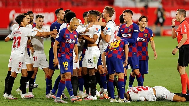 মেসি ডিয়েগোকে ধাক্কা মেরে ফেলে দেওয়ার পর জটলার সৃষ্টি হয় মাঠে। ছবি: টুইটার