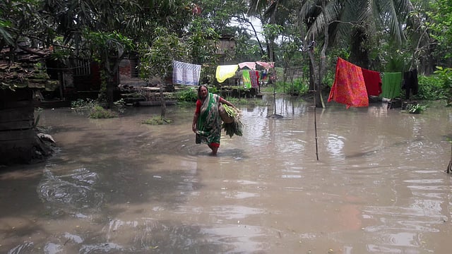 বৃষ্টিতে পানি উঠে বাড়িঘর তলিয়ে গেছে। শুক্রবার যশোরের কেশবপুর পৌর শহরের মধ্যকুল এলাকায়। ছবি: প্রথম আলো