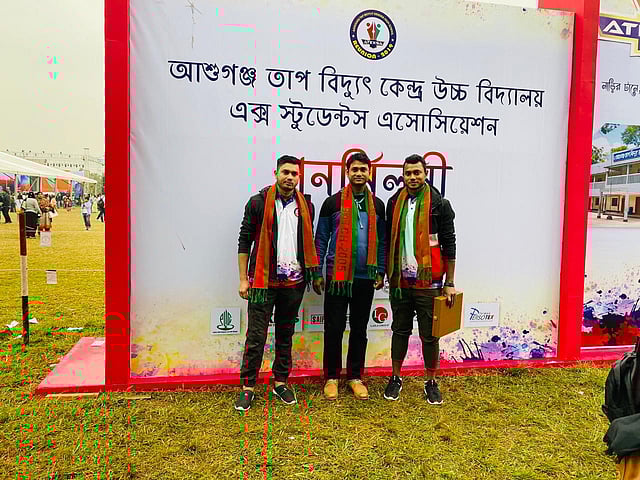 করোনাকালের আগে স্কুলের পুনর্মিলনীতে তিন ভাই। ছবি: সংগৃহীত