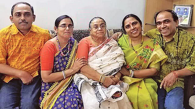 অঞ্জলী তালুকদারের সঙ্গে ছেলে–মেয়েরা।  ছবি: সংগৃহীত