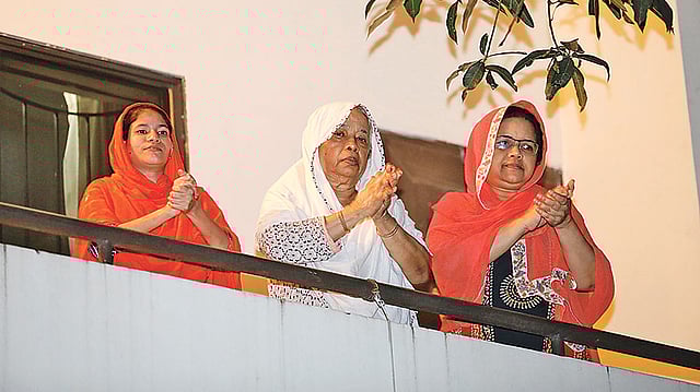 সুস্মিতা খানের পরিবারের সদস্যরা করতালি দিচ্ছেন।  ছবি: তানভীর আহাম্মেদ