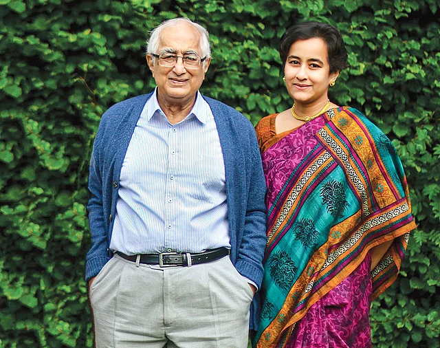 বাবার সঙ্গে লেখক। ছবি: সংগৃহীত