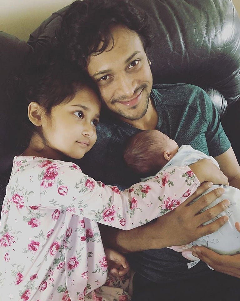 দুই কন্যার সঙ্গে সাকিব। ইনস্টাগ্রামে এ ছবিটি পোস্ট করেন উম্মে শিশির। ছবি: শিশিরের ইনস্টাগ্রাম