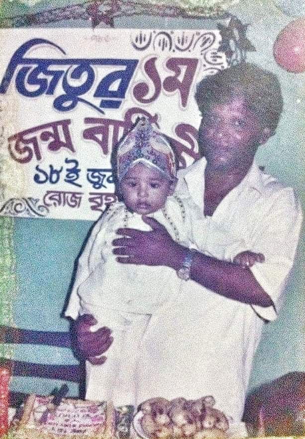 বাবার কোলে লেখক