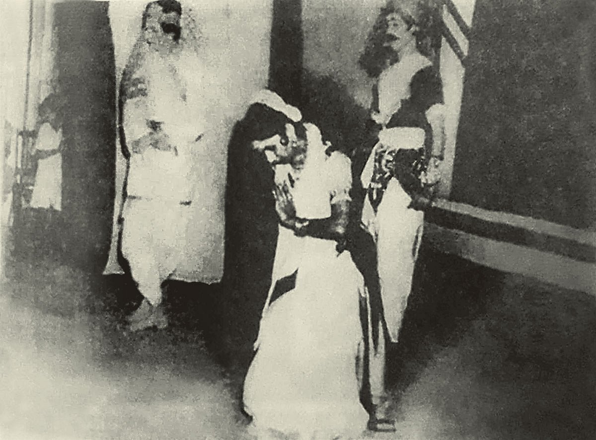 রবীন্দ্র জন্মশতবার্ষিকীর অনুষ্ঠানে (১৯৬১ সাল) শ্যামা নৃত্যনাট্যে কামাল লোহানী (বাঁয়ে), মন্দিরা ভট্টাচার্য (নন্দী) ও মৃণ্ময় দাশগুপ্ত। ছবি: সংগৃহীত