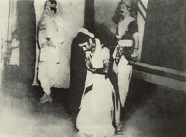 রবীন্দ্র জন্মশতবার্ষিকীর অনুষ্ঠানে (১৯৬১ সাল) শ্যামা নৃত্যনাট্যে কামাল লোহানী (বাঁয়ে), মন্দিরা ভট্টাচার্য (নন্দী) ও মৃণ্ময় দাশগুপ্ত। ছবি: সংগৃহীত