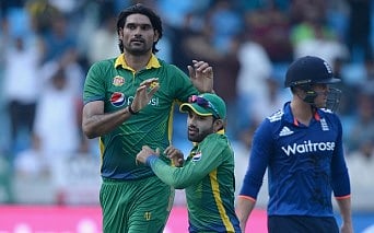 নিজের মৃত্যুর গুজব ওড়ালেন পাকিস্তানি পেসার ইরফান। ছবি: এএফপি