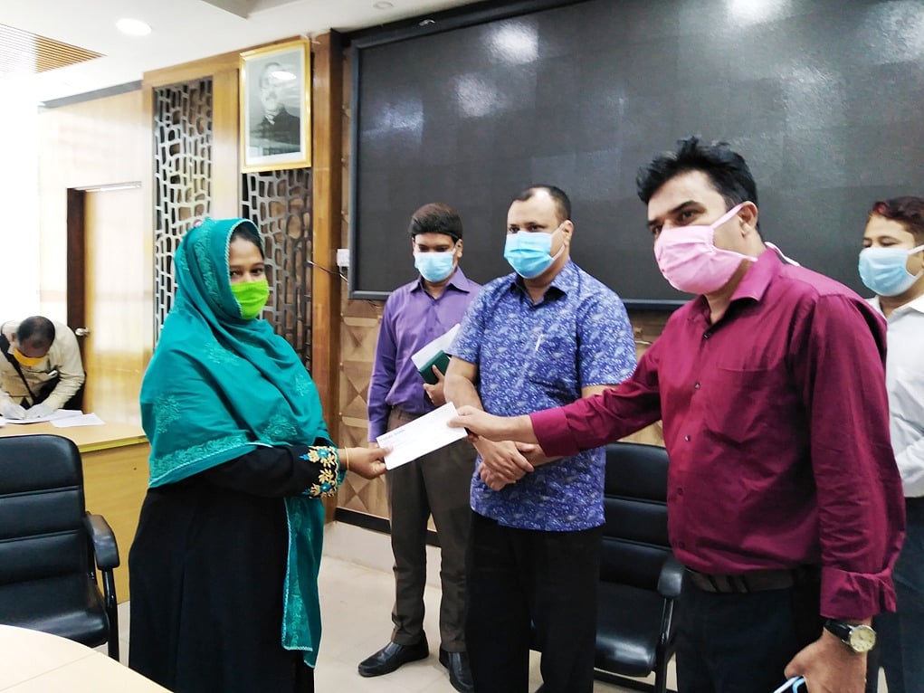 রানা প্লাজা দুর্ঘটনায় ক্ষতিগ্রস্তদের মধ্যে স্বাস্থ্যবিমার অর্থের চেক তুলে দেয় ব্র্যাক পরিবার। আজ সোমবার দুপুর ১২টার দিকে দিনাজপুরের জেলা প্রশাসকের সম্মেলনকক্ষে। ছবি: প্রথম আলো