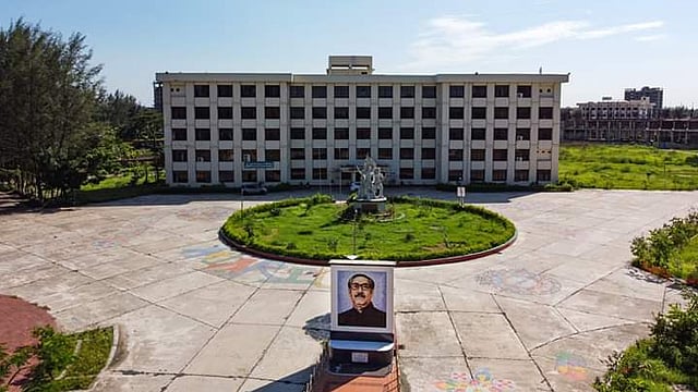 বিশ্ববিদ্যালয়টির শিক্ষক ও শিক্ষার্থীদের স্বেচ্ছাশ্রমে প্রতিদিনই প্রায় ২৫০টি নমুনা পরীক্ষা করা হচ্ছে। ছবি: আশরাফুল ইসলাম শিমুল