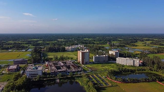 শুরুতে মাত্র ৪টি বিভাগ, ১৩ জন শিক্ষক, ১৮০ জন শিক্ষার্থী নিয়ে যাত্রা শুরু করলেও মাত্র ১৪ বছরের ব্যবধানে বর্তমানে ৬টি ফ্যাকাল্টি, ২টি ইনস্টিটিউট ও ৩০টি বিভাগ চালু রয়েছে নোবিপ্রবিতে। ছবি: আশরাফুল ইসলাম শিমুল