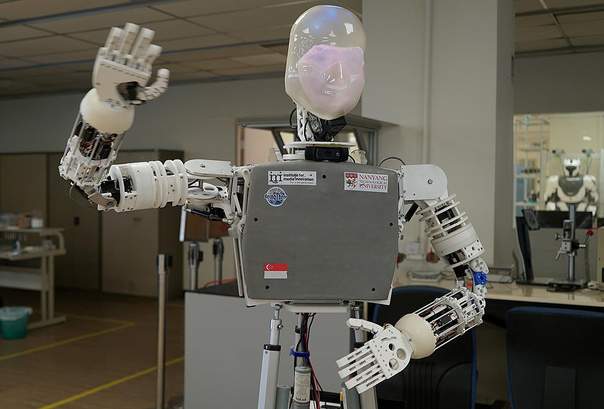 কর্মক্ষেত্রে ক্রমেই মানুষের প্রধান প্রতিপক্ষ হয়ে উঠছে রোবট। ছবি: রয়টার্স