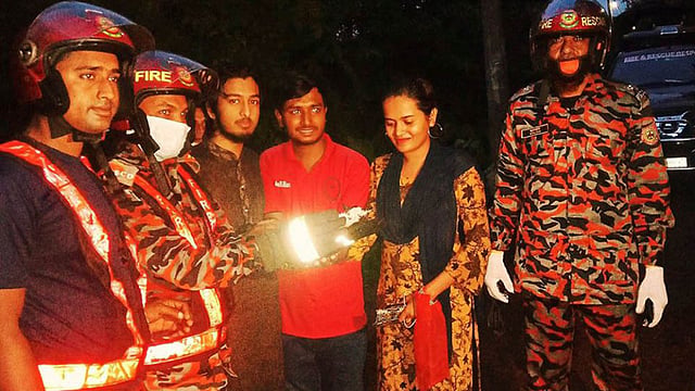 উঁচু গাছের মাথায় আটকে পড়া বিড়াল ছানার প্রাণ রক্ষায় এগিয়ে আসেন ফায়ার সার্ভিসের কর্মীরা। গৌরনদী, বরিশাল, ২১ জুন। ছবি: সংগৃহীত