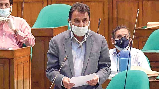 জাতীয় সংসদে বাজেট উপস্থাপন করছেন অর্থমন্ত্রী আ হ ম মুস্তফা কামাল। ছবি: পিআইডি