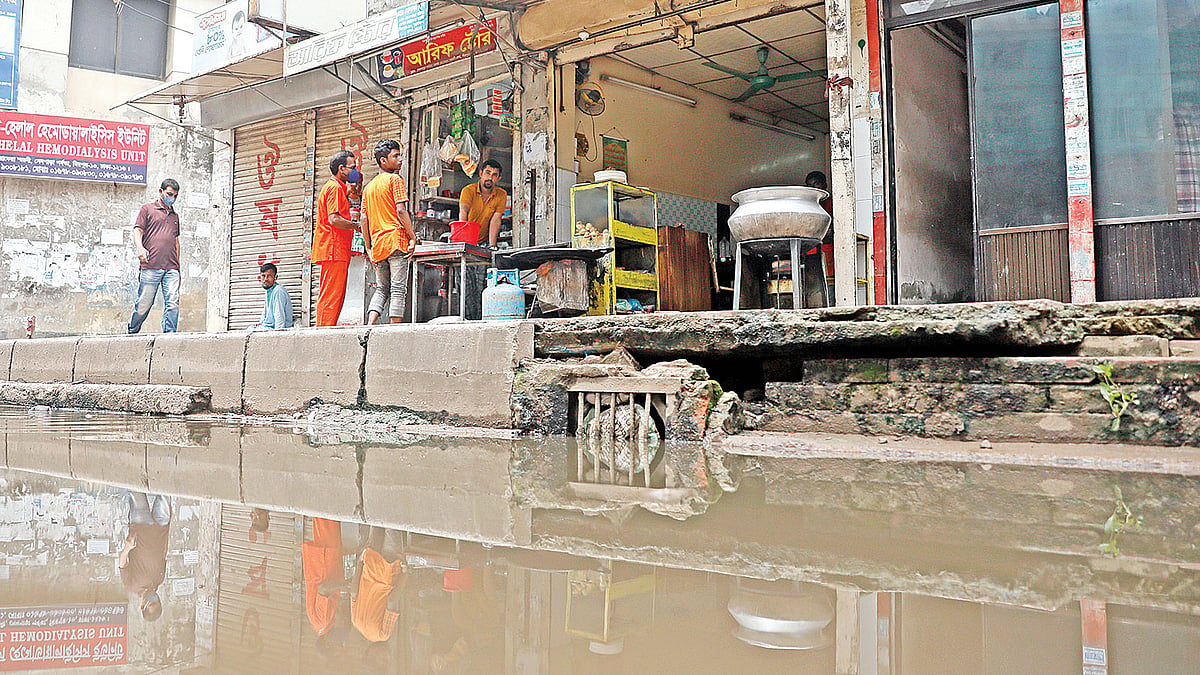 উন্নয়ন প্রকল্পের কাজের জন্য রাজধানীর আগারগাঁও থেকে মিরপুর পর্যন্ত নালা দিয়ে পানি নিষ্কাশন বন্ধ হয়ে গেছে। এতে বৃষ্টি হলেই জলাবদ্ধতা তৈরি হয়ে যায়। শনিবার দুপুরে মিরপুর ১০ নম্বর সংলগ্ন সেনপাড়া পর্বতা এলাকায়। ছবি: আশরাফুল আলম