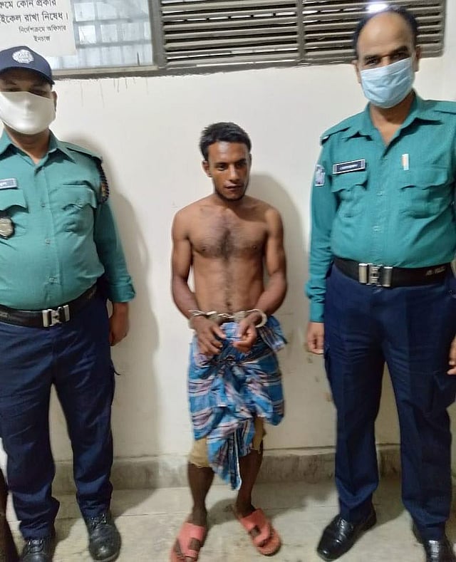 আটক সোহেল (৩০)। কারওয়ানবাজারে ছিনতাই ও চুরির সঙ্গে জড়িত থাকায় পুলিশ তাঁকে আটক করে। ছবি: সংগৃহীত