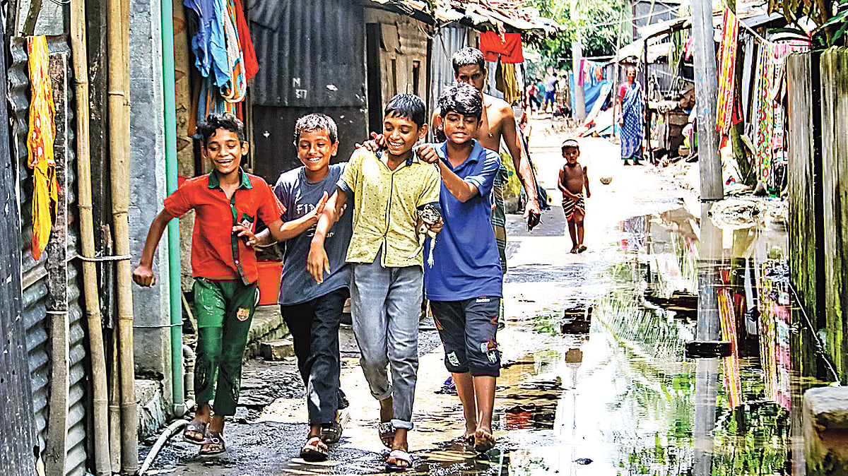 করোনা পরিস্থিতিতে স্বাস্থ্যবিধি মানছে না বরিশাল নগরের গুচ্ছগ্রামের বেশির ভাগ বাসিন্দারা। মাস্ক ছাড়া বাইরে ঘোরাফেরা করছে মানুষ। সামাজিক দূরত্ব বজায় রেখে চলাচলও চোখে পড়েনি। গতকাল পলাশপুর ৭ নম্বর গুচ্ছগ্রামে।  ছবি: সাইয়ান
