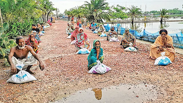 প্রথম আলো ট্রাস্টের পক্ষ থেকে ঘূর্ণিঝড় আম্পানে ক্ষতিগ্রস্ত গ্রামবাসীর মধ্যে ত্রাণ বিতরণ করা হয়। রোববার সাতক্ষীরার আশাশুনি উপজেলার প্রতাপনগর ইউনিয়নের হিজলিয়া গ্রামে।  প্রথম আলো