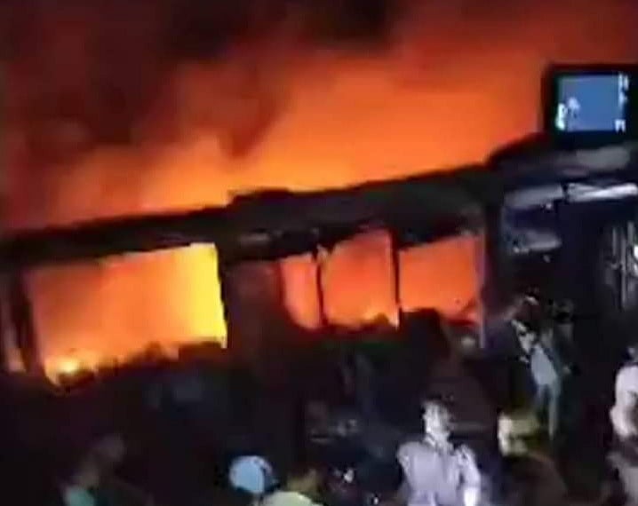 অগ্নিকাণ্ডে পুড়ছে ব্যবসাপ্রতিষ্ঠান। সোমবার রাতে নোয়াখালীর হাতিয়ার চেয়ারম্যানঘাটে। ছবি: সংগৃহীত