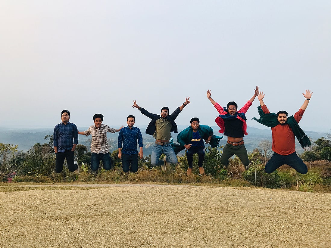 ঘুরতে গিয়ে শিক্ষার্থীরা কত কিছুই করেন। ছবি: সংগৃহীত