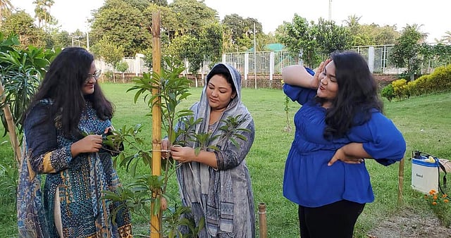 মেয়েদের নিয়ে গাছ রোপণ করেছেন তিনি। ছবি: সংগৃহীত