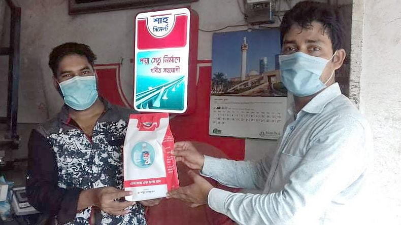 করোনা পরিস্থিতিতে শাহ্ সিমেন্ট তাদের ডিস্ট্রিবিউটর, ডিলার, রিটেইলারদের স্বাস্থ্য সুরক্ষায় বিনা মূল্যে মাস্ক ও জীবাণুমুক্তকারী হ্যান্ডরাব বিতরণের উদ্যোগ নিয়েছে। ছবি: সংগৃহীত
