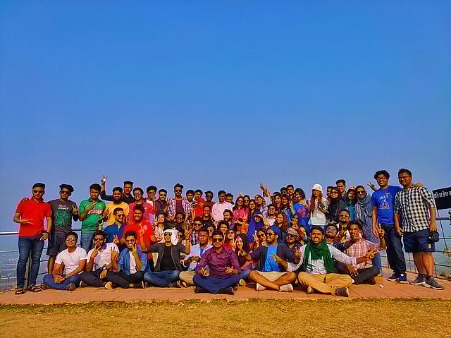 ঢাবির যোগাযোগ বৈকল্য বিভাগের শিক্ষার্থীরা পাহাড়ে। ছবি: সংগৃহীত