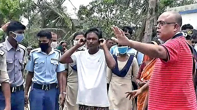 কান ধরে ক্ষমা চাওয়া তৃণমূল পঞ্চায়েত সদস্য স্বপন ঘাটু। ছবি: ভাস্কর মুখার্জি