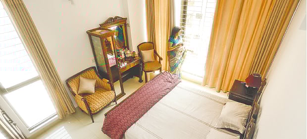 আলো–বাতাস খেলা করে—এমন ঘরই আইসোলেশনের জন্য আদর্শ। ছবি: অধুনা