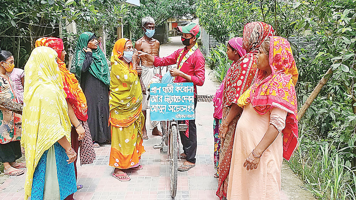 তাঁতশ্রমিক বাদশা মিয়া সাইকেলে সাবান ও মাস্ক নিয়ে করোনাবিষয়ক সচেতনতামূলক প্রচারণা করছেন। গতকাল পাবনার বেড়া পৌর এলাকার শেখপাড়া মহল্লায়। প্রথম আলো