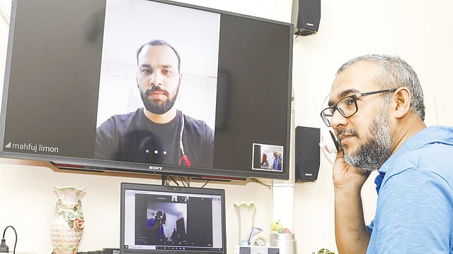 বয়স্ক কিংবা যাঁরা আগে প্রযুক্তি বেশি ব্যবহার করতেন না, এই সময়ে প্রয়োজন তাঁদের করেছে প্রযুক্তিমুখী। মডেল: মেহেদী হাসান, ছবি: খালেদ সরকার