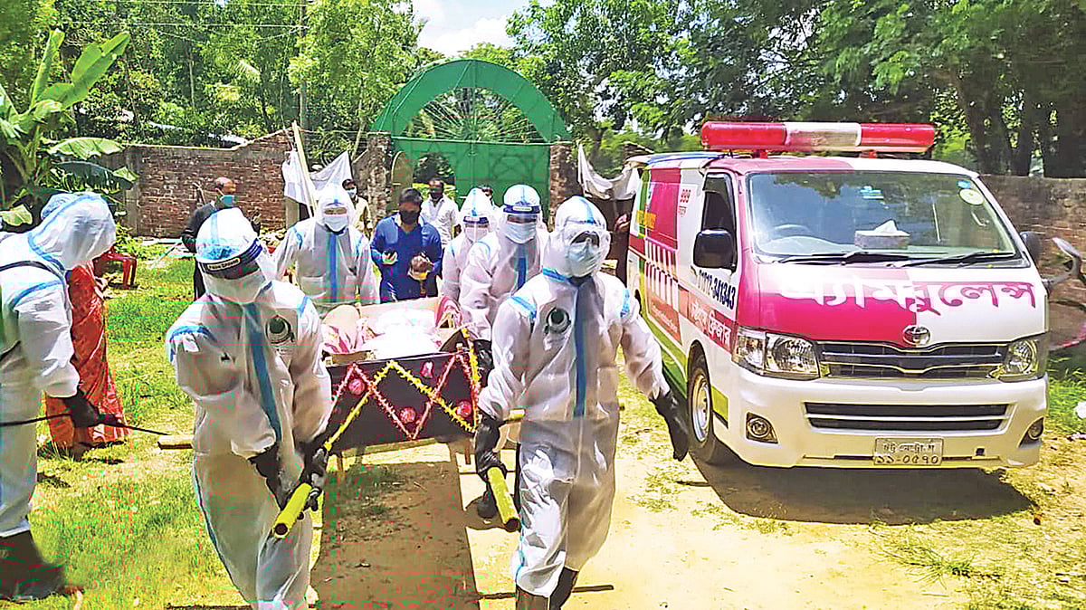 করোনা উপসর্গ নিয়ে মারা যাওয়া এক বৌদ্ধ মুক্তিযোদ্ধার লাশ গোসল দিয়ে ও কফিনবন্দী করে শেষকৃত্যের জন্য নিয়ে যাচ্ছেন স্বেচ্ছাসেবী সংগঠন গাউসিয়া কমিটির সদস্যরা। ১১ জুন সকালে চট্টগ্রামের রাঙ্গুনিয়া উপজেলার পোমরা গ্রামে।  ছবি: সংগৃহীত